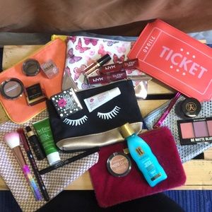 Makeup & makeup bags